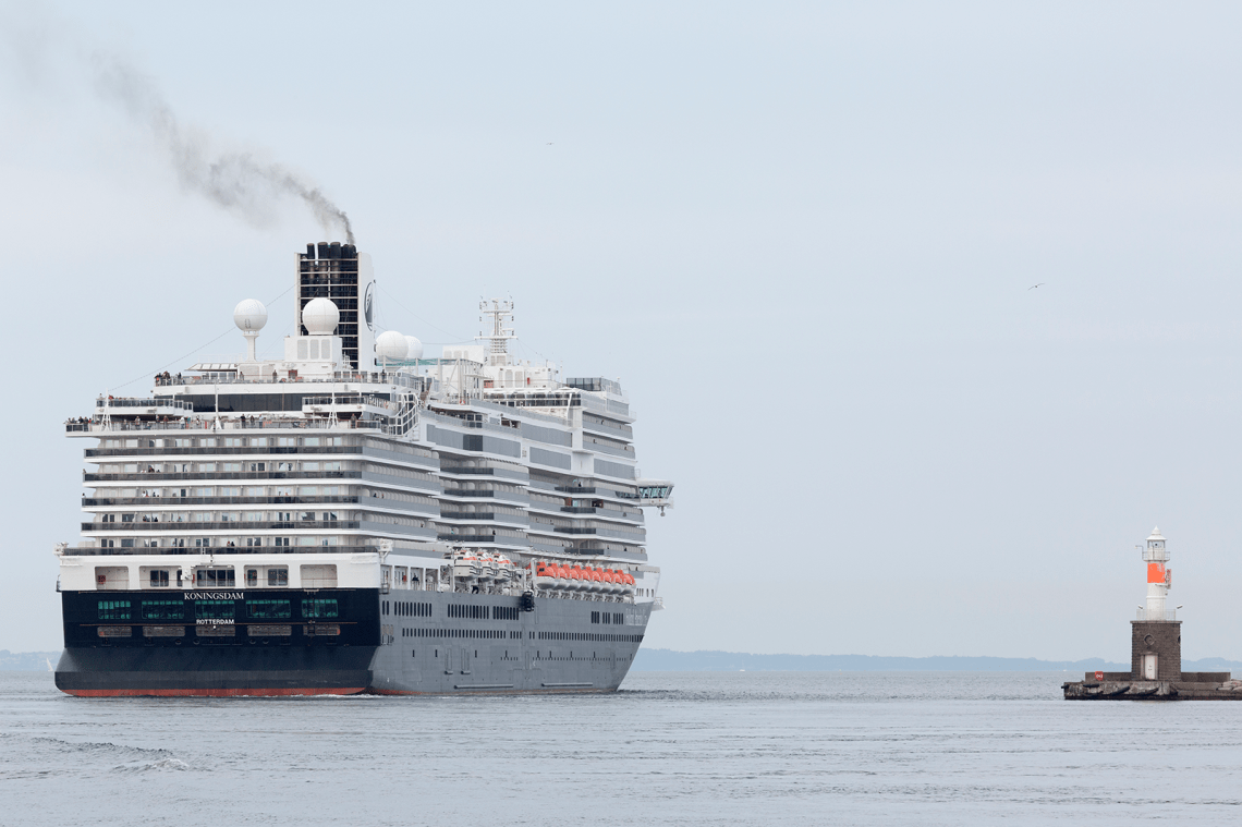 Koningsdam_departs_Aarhus_003