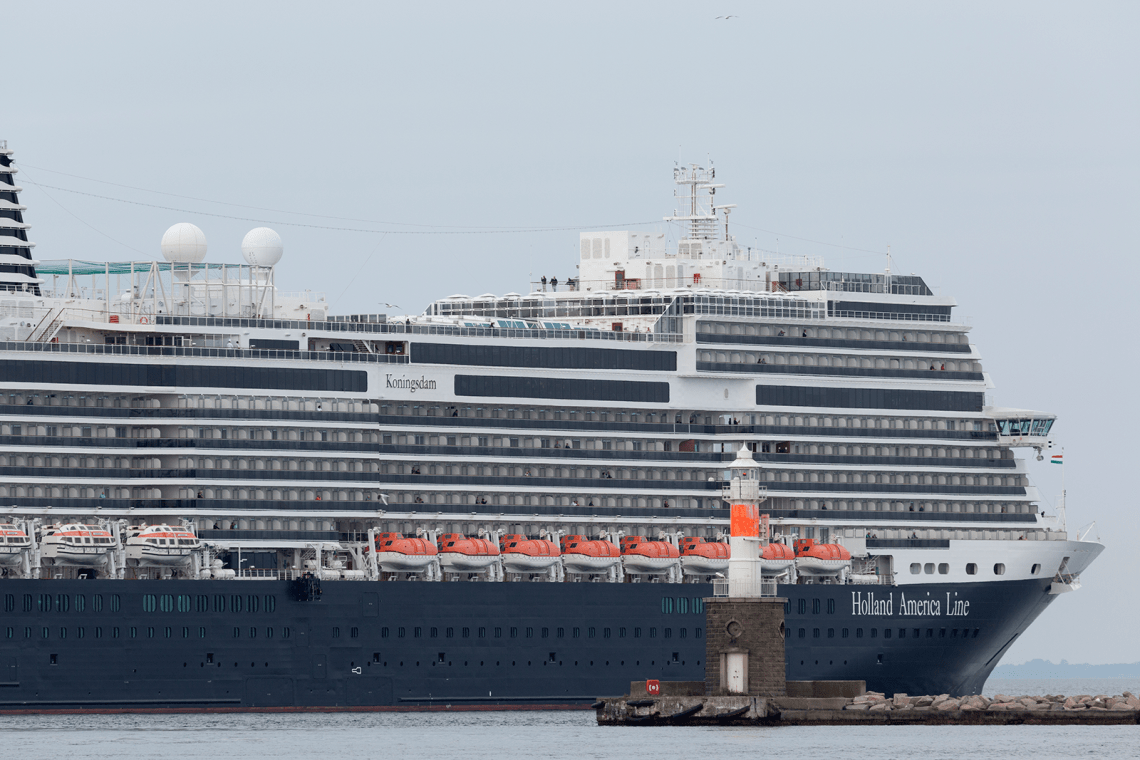 Koningsdam_departs_Aarhus_004