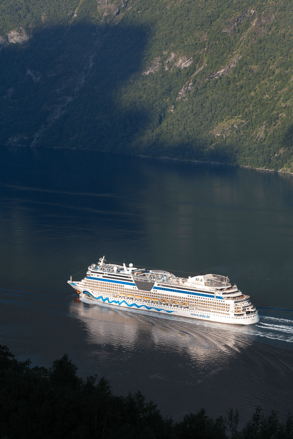 Aida_Diva_departing_Hellesylt_002