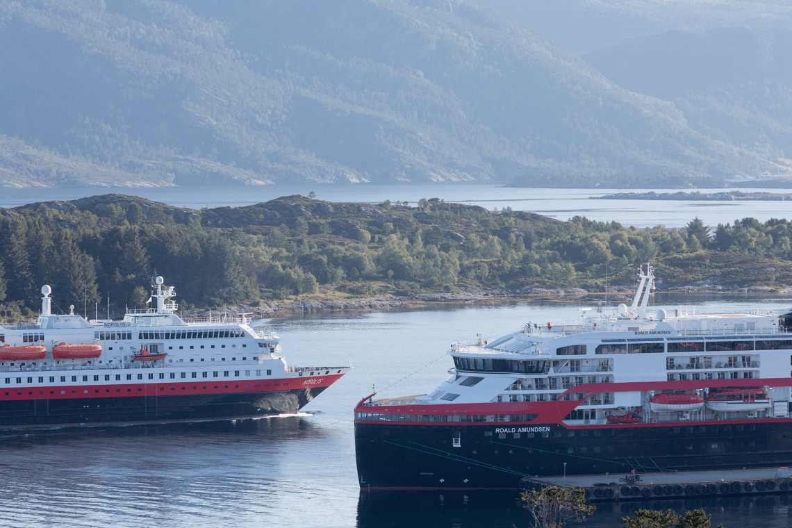 Roald_Amundsen_and_Nordlys_in_Floroe_001