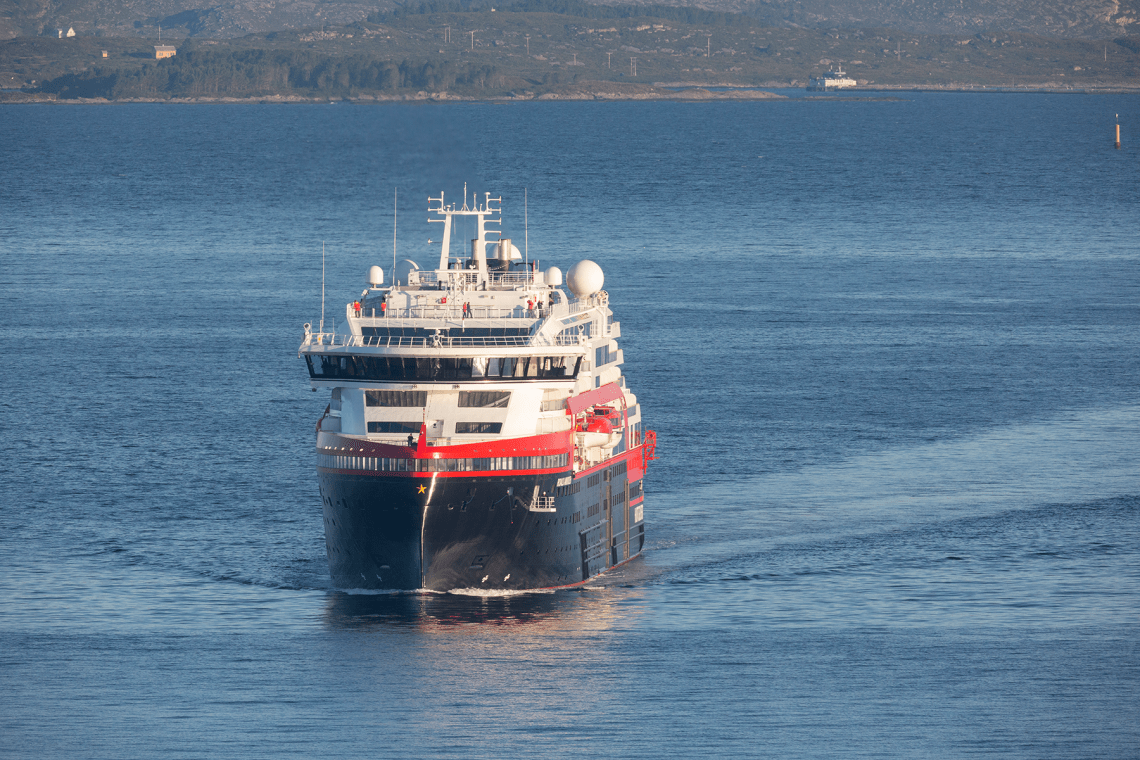 Roald_Amundsen_arrives_Floroe_001