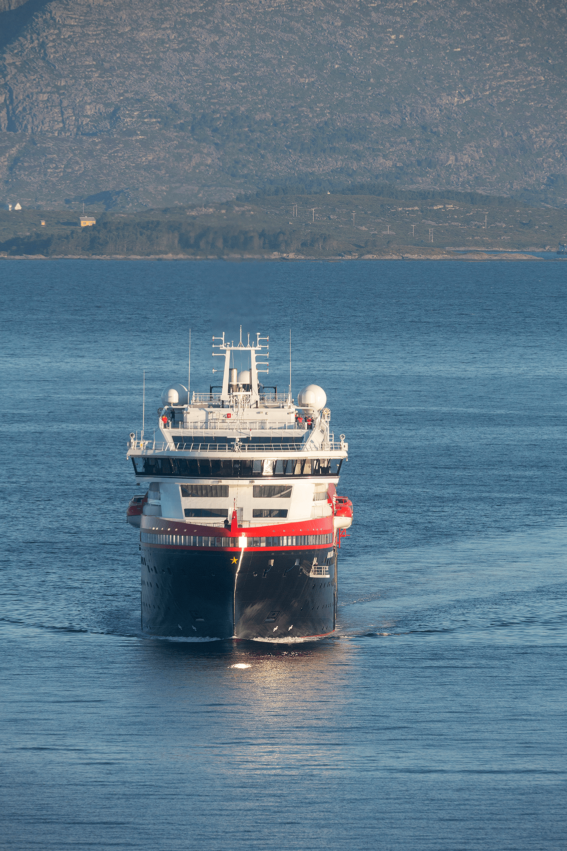 Roald_Amundsen_arrives_Floroe_003