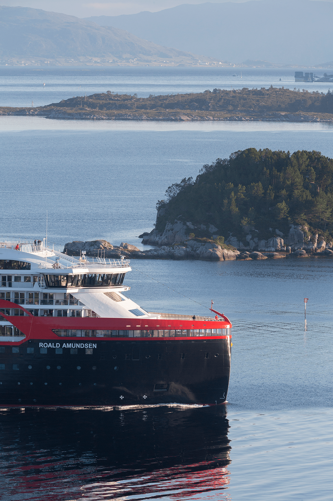 Roald_Amundsen_arrives_Floroe_011