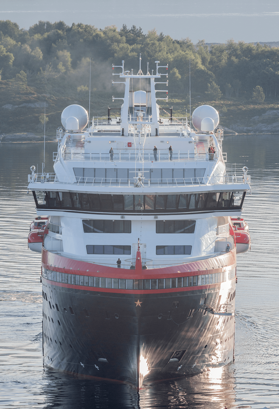 Roald_Amundsen_arrives_Floroe_015