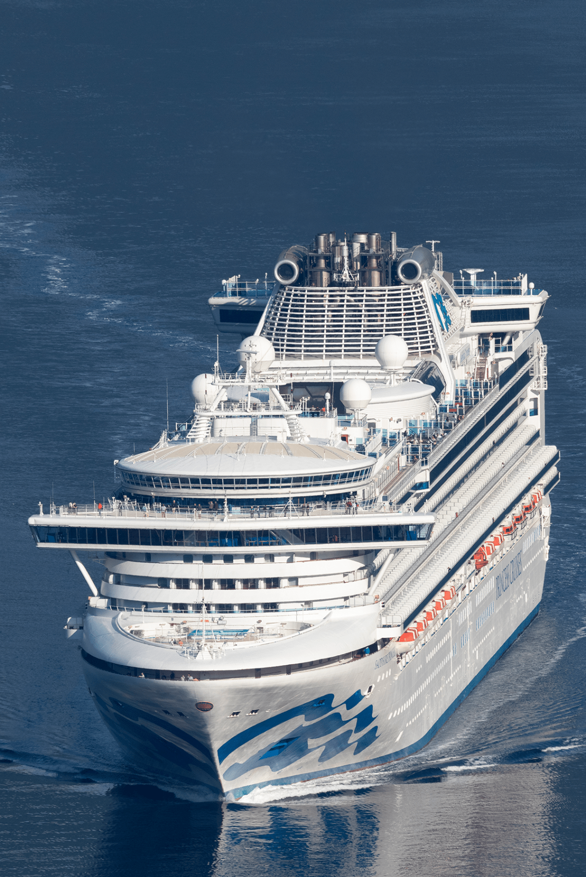 Sapphire_Princess_leaving_Geiranger_Fjord_004