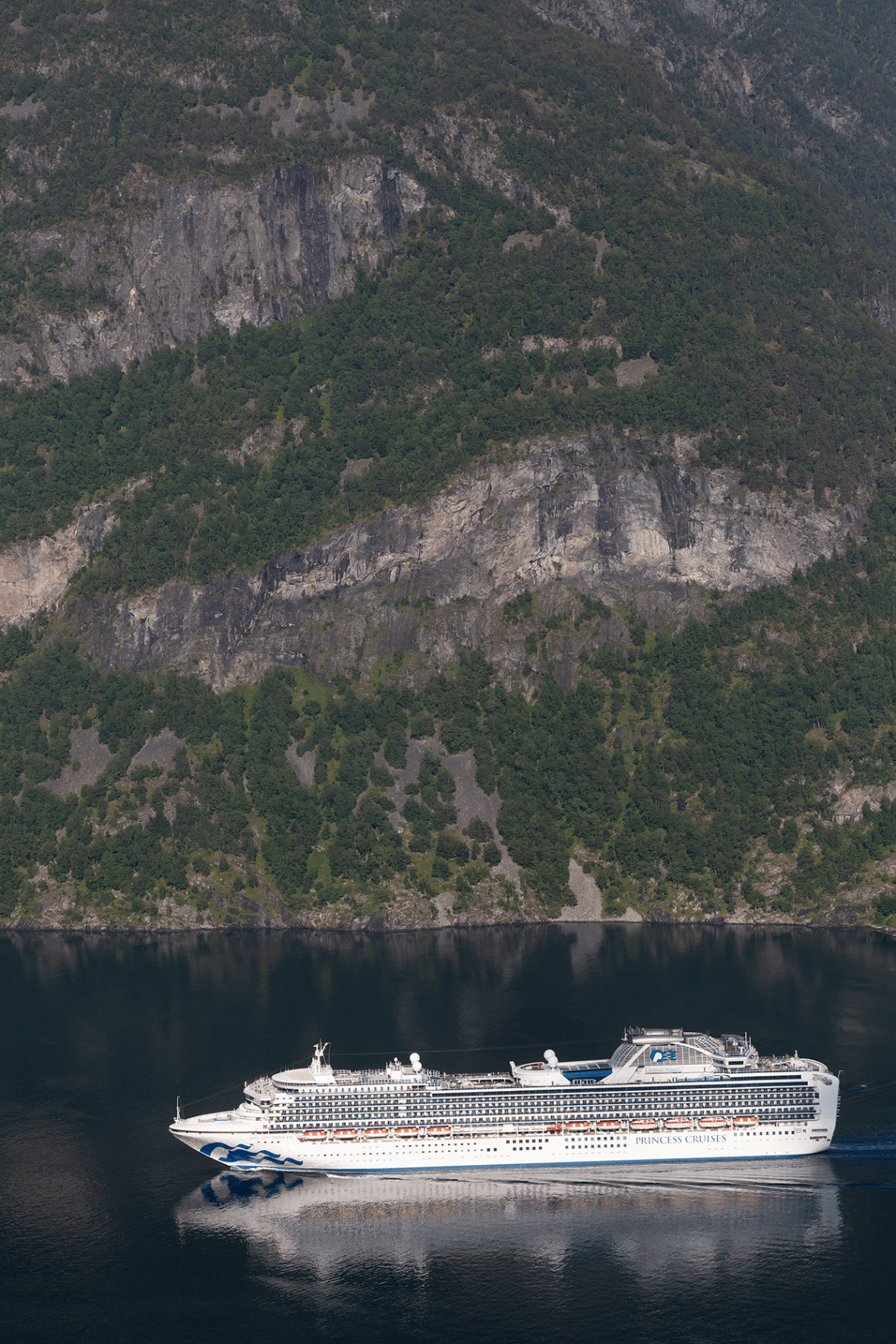 Sapphire_Princess_leaving_Geiranger_Fjord_016