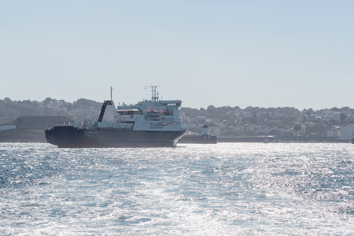 Commodore_Clipper_arrives_St._Peters_Port_010
